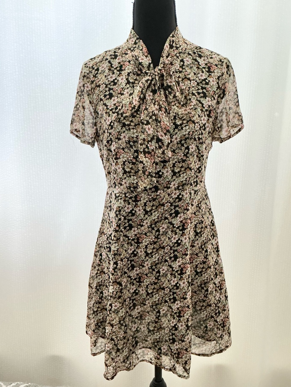 Forever 21 Black Floral Short Sleeve Mini Dress